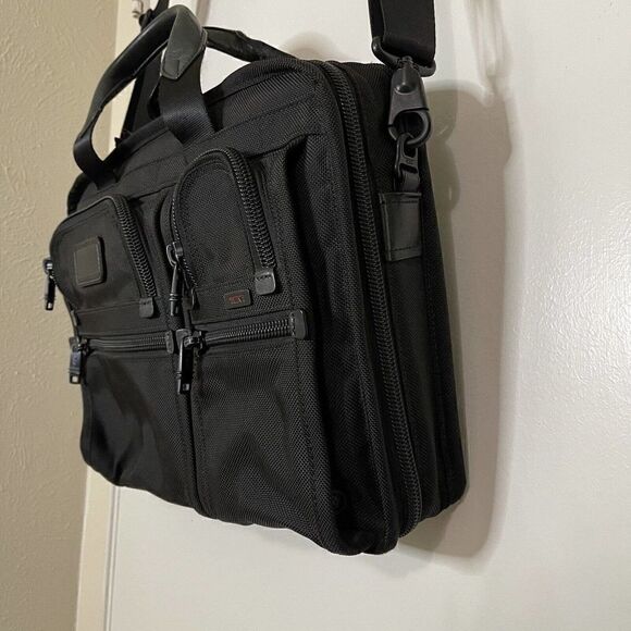TUMI Alpha Expandable Black Nylon messenger travel laptop carryon bag with strap - Picture 2 of 12